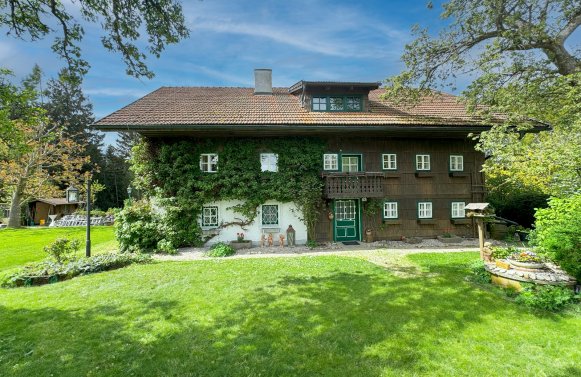 Property in 4743 Innviertler Hügelland: BEAUTY OF NATURE! Farmhouse pond with generous pond landscape