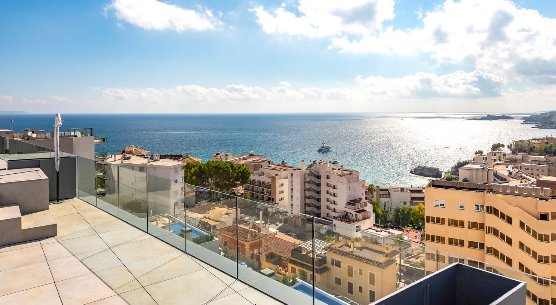 Property in 07015 Mallorca - Cala Major: Spectacular penthouse with large roof terrace, sea views and private pool - picture 1