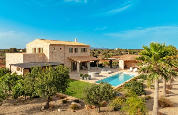 Immobilie in 07640 Mallorca - Ses Salines: Absolutes Paradies - Charaktervolle Neubau Finca mit großem Pool