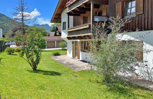 Property in 83457 Bayern - Bayerisch Gmain: Sunny terrace apartment with surrounding garden area
