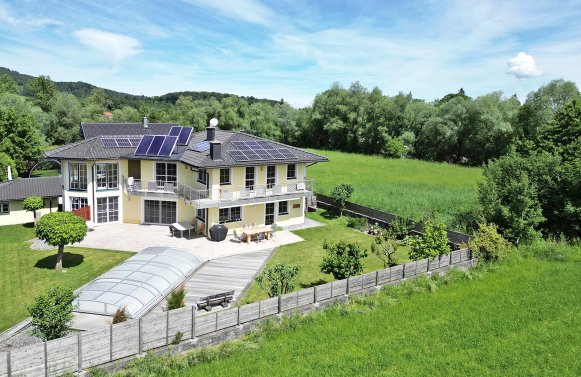 Property in 5071 Salzburg - Wals: Step inside this spacious villa on the western outskirts of Salzburg!